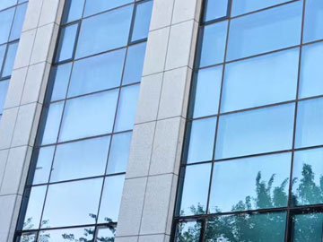 沈阳玻璃幕墙公司解析：玻璃幕墙维护的诸多优势